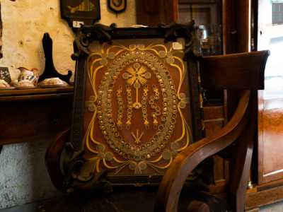 Su una poltrona ci indica anche un reliquiario in legno del 1812